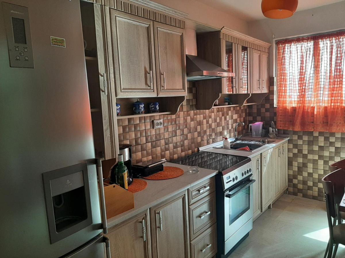 Comfortable Beachfront Apartment Лутраки Екстериор снимка