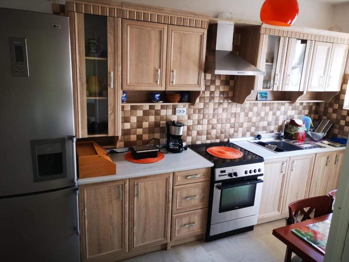 Comfortable Beachfront Apartment Лутраки Екстериор снимка