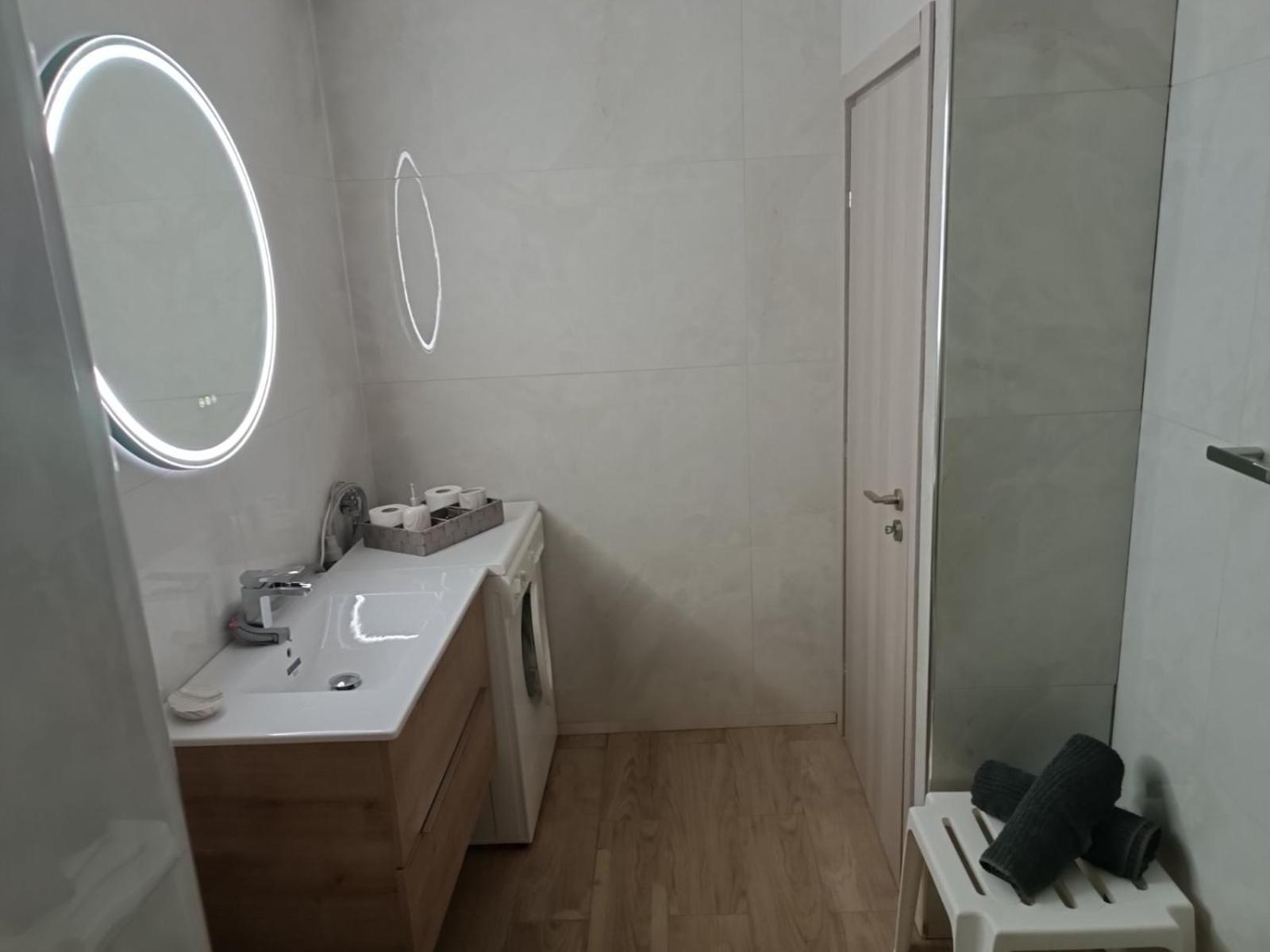 Comfortable Beachfront Apartment Лутраки Екстериор снимка